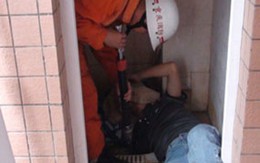 Lính cứu hỏa giải cứu chàng trai kẹt tay trong bồn cầu