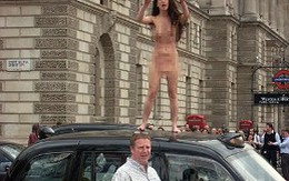 Tập yoga khỏa thân trên nóc xe taxi
