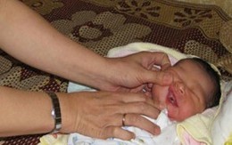 Bé trai ở Hà Tĩnh mới sinh đã mọc 2 răng