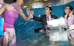 Tống tiền vợ để "bao" người tình