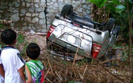 Xe Innova lao xuống hố sâu hơn 5 mét