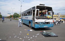 Bị xe tải đâm trực diện, 40 HS thoát chết may mắn 