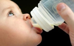 Sữa mẹ để tủ lạnh qua đêm, có nên dùng?