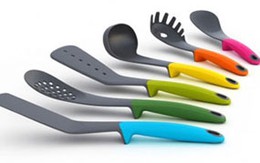 Phòng bếp rộn ràng với bộ đồ dùng đa sắc