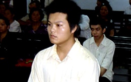 Kỳ cục án: Sút bóng vào...tù!