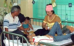 Lật xe chở đoàn giáo viên, 3 người cùng gia đình bị chết