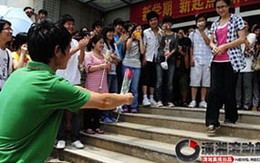 Rải hoa hồng từ tầng một đến tầng ba để tỏ tình 