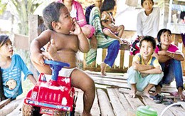 Chú nhóc 2 tuổi nghiện thuốc: Bỏ thuốc, thưởng một xe hơi