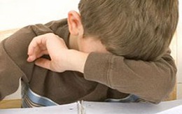 Bố ép con nuốt chửng bảng điểm vì học kém