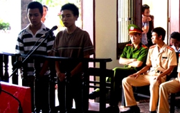 Đi tù vì hành hung và cướp xe máy của... cảnh sát