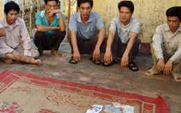 Bắt quả tang 8 nhân viên điện lực đánh bạc