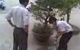 Phạt học sinh phải "ngậm nước tưới cây"