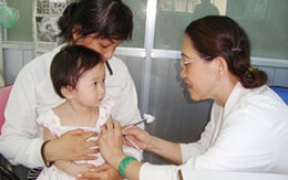 Có nên dùng thuốc hạ sốt cho trẻ sau khi tiêm phòng?