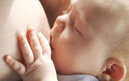 Dấu hiệu trẻ bú không đủ sữa