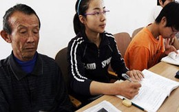 Đưa bố đi học cùng để tiện chăm sóc