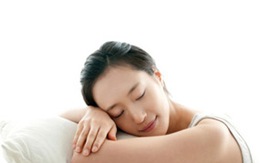 4 thói quen khi nằm ngủ không tốt cho sức khỏe