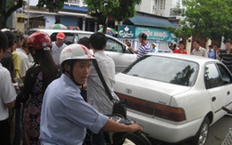 Một cô giáo bị ô tô đè ngang người