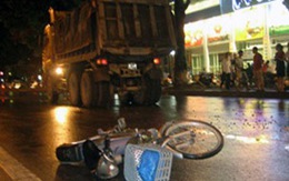 Một phụ nữ chết thảm dưới gầm xe ben