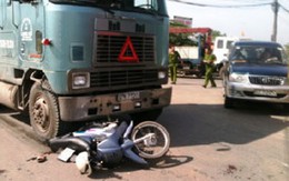 Xe container ủi một phụ nữ đi xa hơn 10 mét
