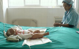 Bé 9 tháng tuổi bỏng nặng vì ngã vào bếp lửa