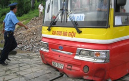 Cầu phao sông Đuống gặp sự cố ngay khi thông xe