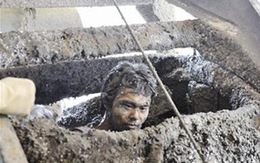 May mắn thoát chết sau khi rơi vào máy trộn bê tông