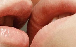 Bị bắt vì hôn nhau