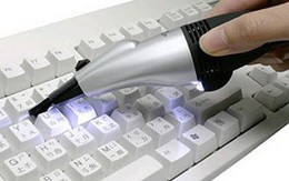 Laptop thật sạch với máy hút bụi mini