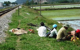 Một phụ nữ chết thảm khi băng qua đường sắt