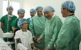 Bộ trưởng Bộ Y tế thăm bệnh nhân ghép tim 