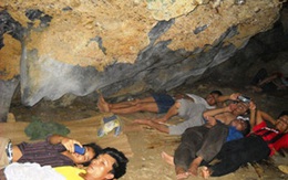 Trốn nóng trong hang suối cá thần