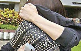 Mẹ bắt con gái khỏa thân đi ngoài phố