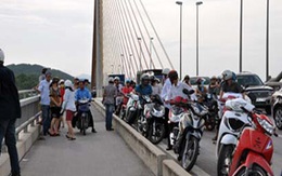 Mặc bạn gái khuyên ngăn, vẫn nhảy cầu tự tử 