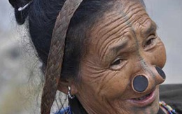 Những chiếc nút kì lạ trên mũi phụ nữ Ấn Độ