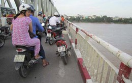 Nam thanh niên nhảy cầu Chương Dương tự tử