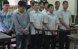 Nhóm sát thủ bắn nhau trên phố hầu tòa