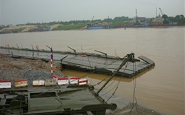 Xà lan đâm cầu phao sông Đuống, giao thông tê liệt