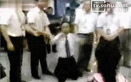 Nhân viên hàng không quỳ xin lỗi hành khách