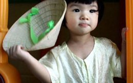 Con gái Trương Ngọc Ánh ngộ nghĩnh nón lá, áo bà ba