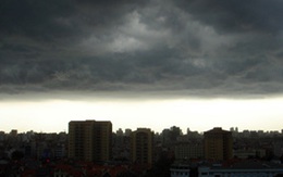 Mưa, dông lớn đổ bộ xuống Hà Nội và 9 tỉnh Bắc bộ