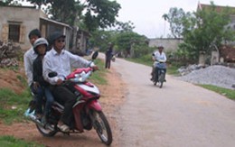 Người mù đi xe máy - sự nguy hiểm khôn lường