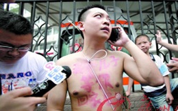 Quỳ hàng tiếng dưới nắng để xin vợ tha thứ