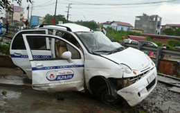Hà Nội: Tàu hỏa đâm taxi, 3 người chết