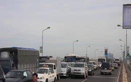 Ô tô đâm liên hoàn, cầu Thăng Long tắc nghẽn