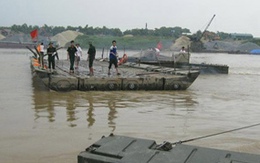 Cầu phao sông Đuống lại bị tàu thủy đâm đứt