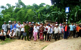 Đâm chết vợ và anh vợ trên bến đò