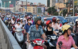 Cầu vượt Ngã Tư Sở tắc nghẽn vì xe buýt cán chết người