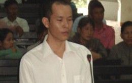 Đi tù vì “bế trẻ đi tiểu”