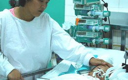 Bé trai 16 tháng tuổi bị đứt ruột non