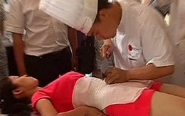 Thái dưa trên bụng người đẹp để thi tuyển đầu bếp
